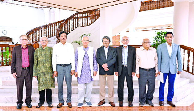প্রধান উপদেষ্টা প্রফেসর মুহাম্মদ ইউনূসের সাথে জাতীয় ঐকমত্য কমিশনের সদস্যরা