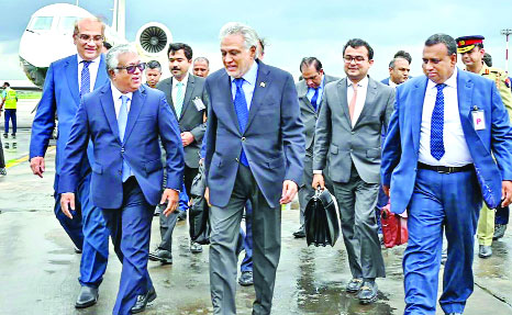 পাকিস্তানের উপপ্রধানমন্ত্রী ও পররাষ্ট্রমন্ত্রী ইসহাক দার হযরত শাহজালাল আন্তর্জাতিক বিমানবন্দরে পৌঁছলে তাকে স্বাগত জানান পররাষ্ট্রসচিব আসাদ আলম সিয়াম