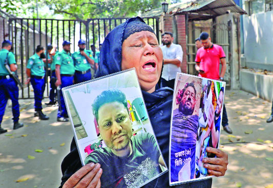 গুম-খুন-হত্যার দ্রুত বিচার দাবিতে ট্রাইব্যুনালের সামনে জুলাই অভ্যুত্থানে শহীদ পরিবারের সদস্যদের বিক্ষোভ : নয়া দিগন্ত