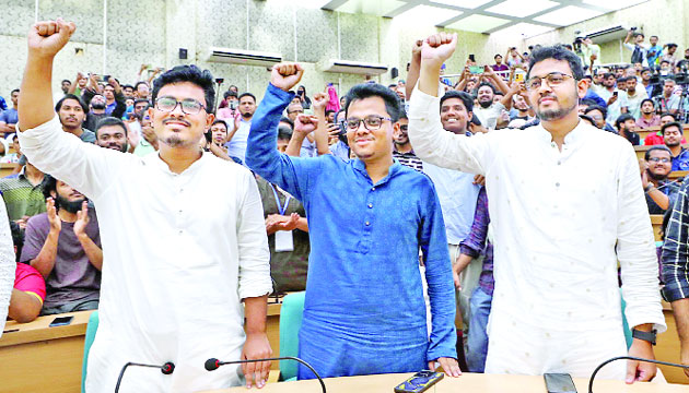 ডাকসু নির্বাচনের ফল ঘোষণার পর উচ্ছ্বাস প্রকাশ করেন ছাত্রশিবির সমর্থিত প্রার্থীরা
