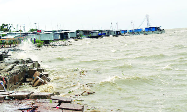 সাগরে গভীর নিম্নচাপের প্রভাবে ভোলার ইলিশাঘাট এলাকায় জলোচ্ছ্বাস