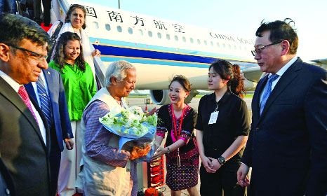 প্রধান উপাদেষ্টা ড. মুহাম্মদ ইউনূসকে চীনের কিয়োংহাই বোয়াও আন্তর্জাতিক বিমানবন্দরে স্বাগত জানান বাংলাদেশের রাষ্ট্রদূত মো: নাজমুল ইসলাম ও হাইনান প্রদেশের ভাইস গভর্নর