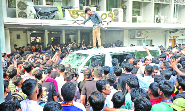 সচিবালয়ের ভেতরে ঢুকে গাড়ি ভাঙচুর করে শিক্ষার্থীরা : নয়া দিগন্ত
