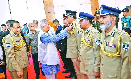 প্রধান উপদেষ্টা প্রফেসর মুহাম্মদ ইউনূস রাজারবাগে ‘পুলিশ সপ্তাহ-২০২৫’ উপলক্ষে অনুষ্ঠানে পুলিশ বাহিনীর সদস্যদের পদক প্রদান করেন