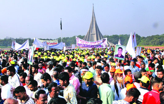 স্বাধীনতা যুদ্ধে শহীদদের শ্রদ্ধা জানাতে জাতীয় স্মৃতিসৌধে মানুষের ঢল