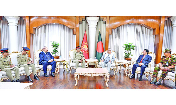 প্রধান উপদেষ্টা প্রফেসর মুহাম্মদ ইউনূসের সাথে শনিবার রাতে পাকিস্তানের জয়েন্ট চিফ অব স্টাফ কমিটির চেয়ারম্যান জেনারেল সাহির শামশাদ মির্জা সাক্ষাৎ করেন : পিআইডি