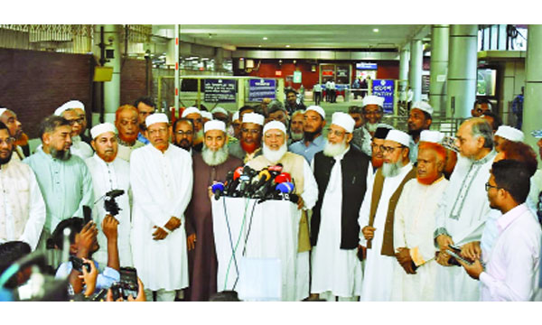 দেশে ফিরে শাহজালাল আন্তর্জাতিক বিমানবন্দরে সাংবাদিকদের সাথে কথা বলেন ডা: শফিকুর রহমান : নয়া দিগন্ত