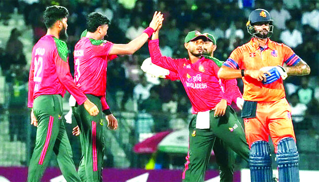 ডাচ ক্রিকেটারকে আউট করার পর বাংলাদেশ দলের খেলোয়াড়দের উল্লাস : ক্রিকইনফো