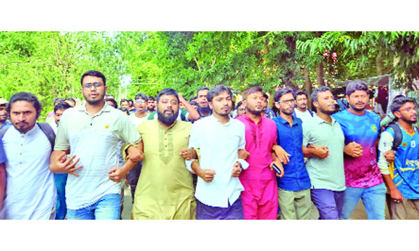 রাকসু নির্বাচন পেছানোর ঘোষণায় বিক্ষোভ করেন শিক্ষার্থীরা