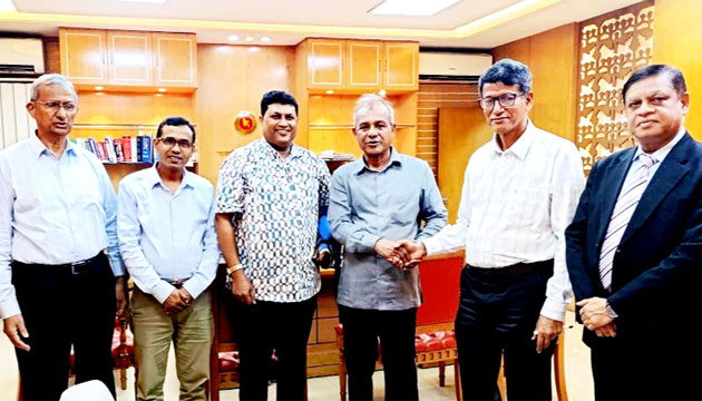 স্বরাষ্ট্র উপদেষ্টা জাহাঙ্গীর আলম চৌধুরীর সাথে চট্টগ্রাম বিশ্ববিদ্যালয়ের ভিসি ও কর্মকর্তারা : নয়া দিগন্ত