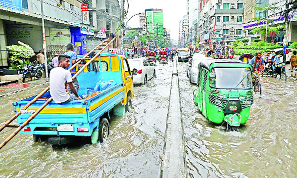 রাজধানীতে গতকাল দিনভর বৃষ্টিতে বিভিন্ন সড়কে জলাবদ্ধতার সৃষ্টি হয়। ছবিটি গ্রিনরোড থেকে তোলা : নয়া দিগন্ত