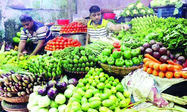 রাজধানীর একটি সবজির দোকান : নয়া দিগন্ত