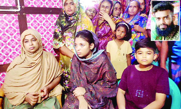 বরগুনায় লাল চাঁদ ওরফে সোহাগের স্ত্রী-সন্তানের সাথে স্বজনরা (ইনসেটে সোহাগ