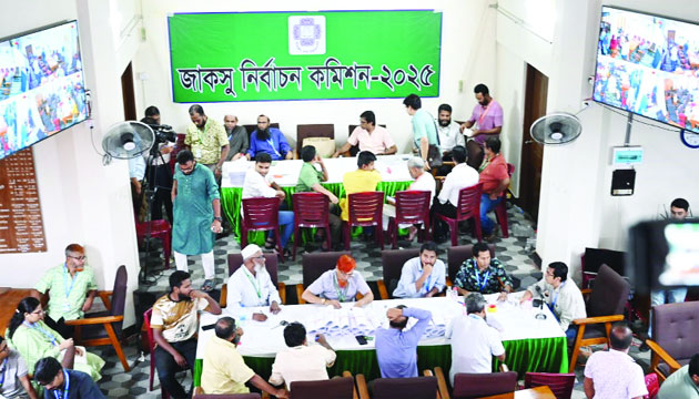 জাকসুর ভোট গণনা করছেন কর্মকর্তারা