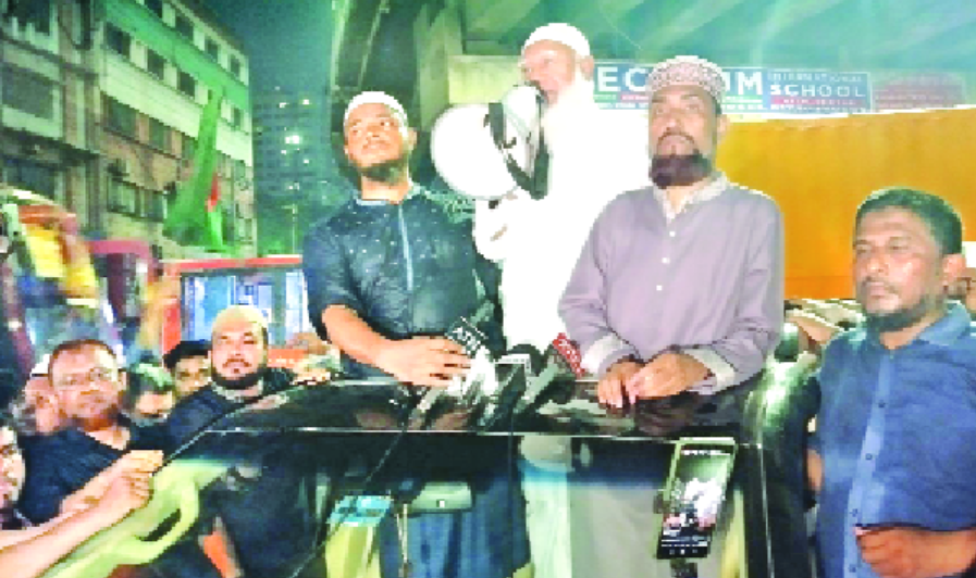 শনিবার মধ্যরাতে মগবাজার চৌরাস্তায় পথসভায় বক্তৃতা করেন জামায়াতে ইসলামীর আমির ডা: শফিকুর রহমান