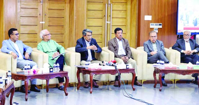 জাতীয় ঐকমত্য কমিশনের বৈঠকে সূচনা বক্তব্য রাখেন অধ্যাপক আলী রীয়াজ