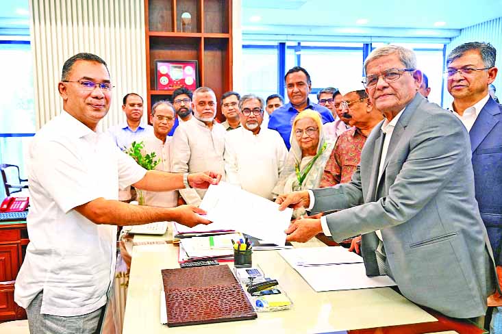 বিএনপি চেয়ারম্যান ও প্রধানমন্ত্রী তারেক রহমানের কাছ থেকে রাষ্ট্রপতি নির্বাচনে দলীয় প্রার্থী হিসেবে মির্জা ফখরুল ইসলাম আলমগীর মনোনয়নপত্র গ্রহণ করেন  : পিআইডি