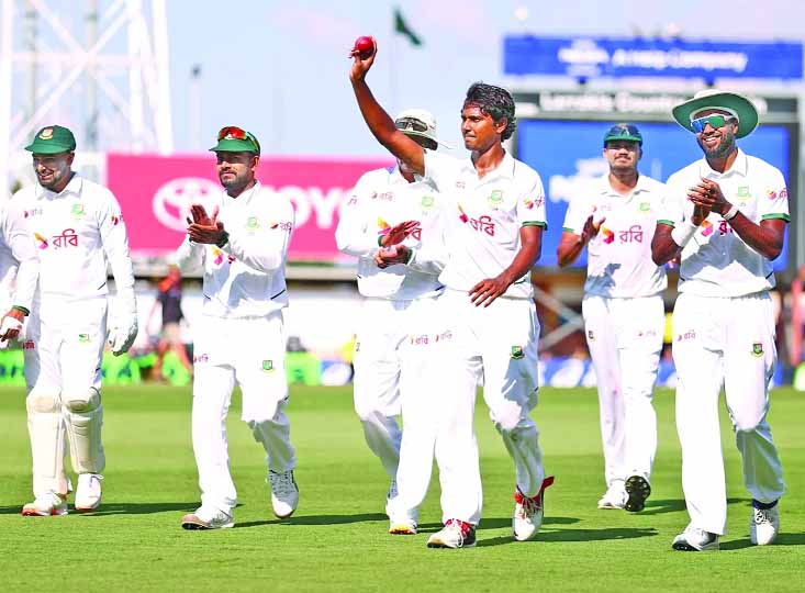প্রথম দিনেই অস্ট্রেলিয়াকে গুঁড়িয়ে দেয়ার নায়ক হাসান মাহমুদ। এই পেসার ৬ উইকেট নিয়েছেন ৫৫ রানে  : ক্রিকইনফো
