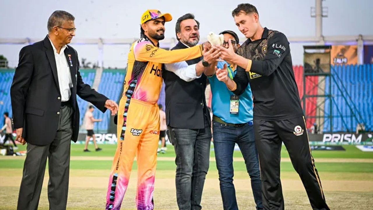 আজ টসের মুহূর্তে শান্তির প্রতীক পায়রা ওড়ানো হয়