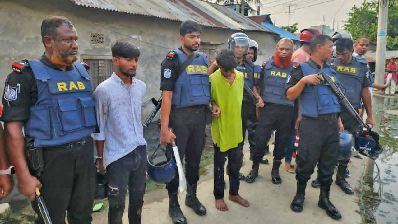 ফতুল্লায় ডাকাতির প্রস্তুতিকালে আটক ২ ডাকাতসহ র‌্যাব সদস্যরা