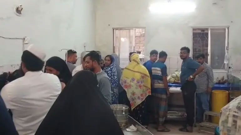 ভূমিকম্পের সময় আহত অনেকে নরসিংদী হাসপাতালে চিকিৎসা নিতে ভিড় করেন