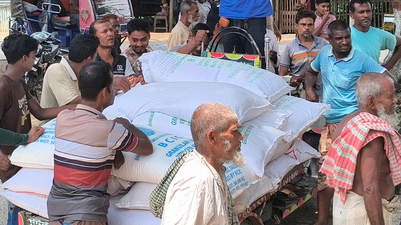 পাচারকালে সরকারি বরাদ্দের ২০ বস্তা সার স্থানীয় কৃষকদের সহায়তায় উদ্ধার করে ভ্রাম্যমাণ আদালত