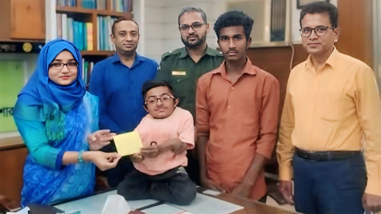 প্রতিবন্ধী রিফাতকে ক্ষুদে বিজ্ঞানীর উপহার দিচ্ছেন চৌগাছা উপজেলা নির্বাহী কর্মকর্তা ফারজানা ইসলাম