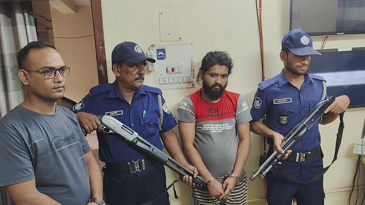 ভৈরবের কবরস্থান এলাকা থেকে ছিনতাইকারীকে অস্ত্রসহ গ্রেফতার করেছে পুলিশ