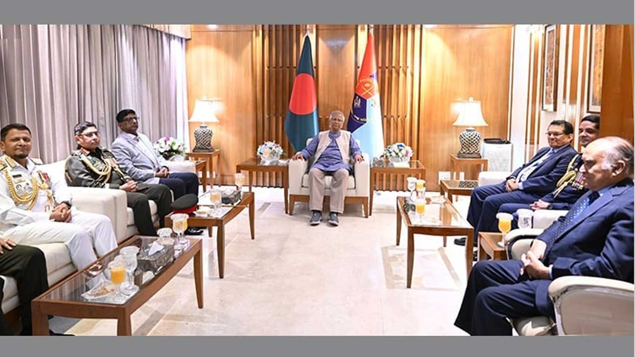 শুক্রবার সকালে ঢাকা সেনানিবাসে সশস্ত্র বাহিনী বিভাগে প্রধান উপদেষ্টার সঙ্গে তিন বাহিনীর প্রধানরা সাক্ষাৎ করেন