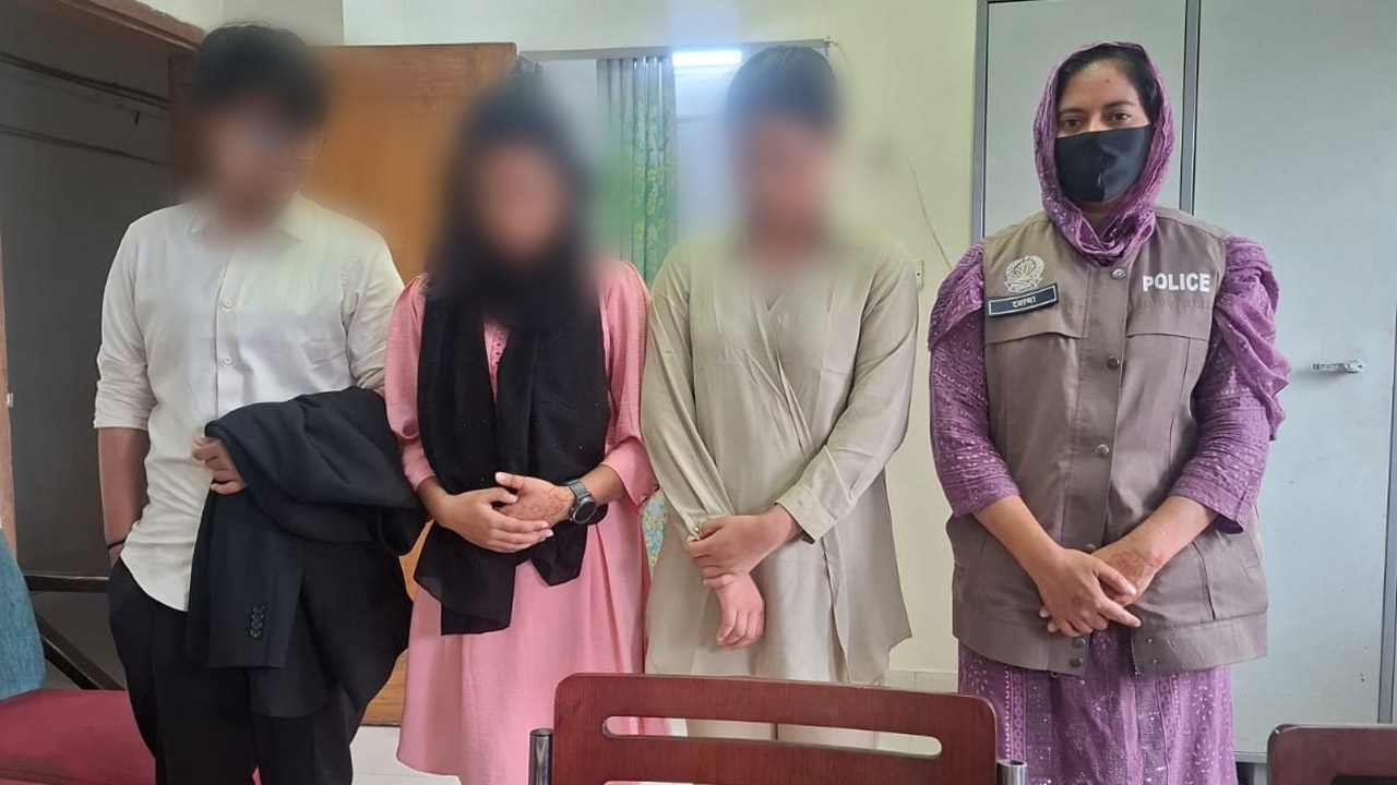 উদ্ধারকৃত তিন কিশোরীকে তাদের স্ব-স্ব পরিবারের কাছে হস্তান্তর করেছে পুলিশ।