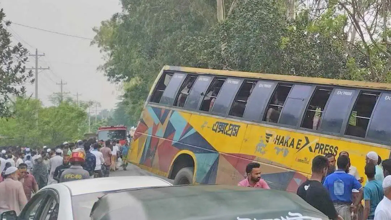 দৌলতদিয়ায় নিয়ন্ত্রণ হারানো বাস উদ্ধারকাজে ব্যস্ত জনতা