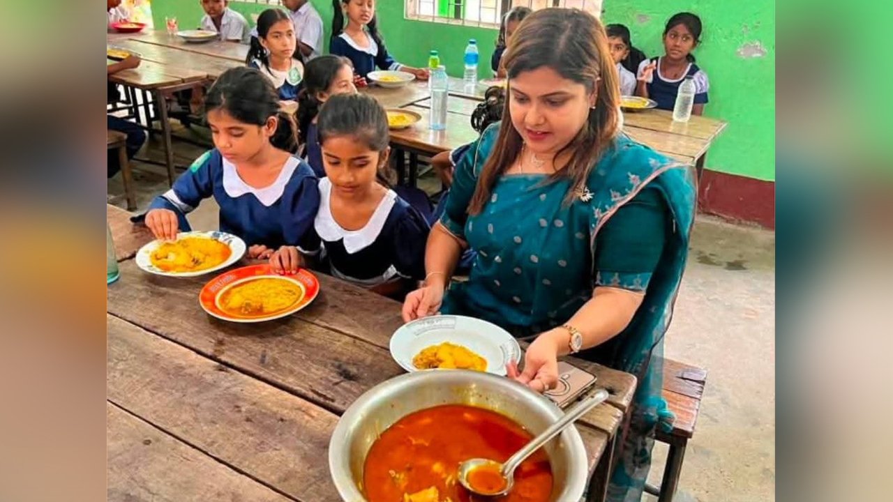 স্কুলে শিক্ষার্থীদের উপস্থিতি বাড়াতে ইউএনওর ‘মিড ডে মিল’ কার্যক্রম