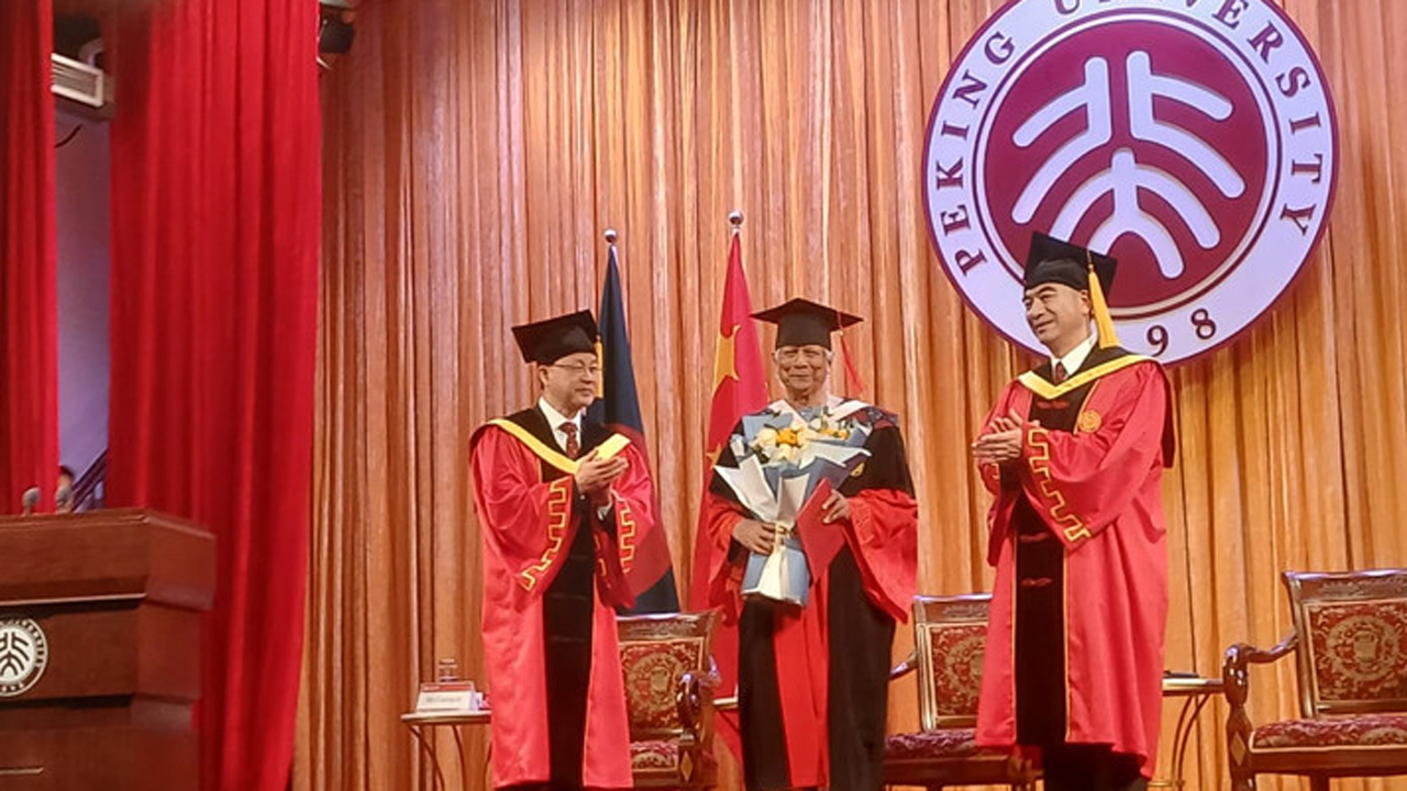 ড. ইউনূসকে সম্মানসূচক ডক্টরেট ডিগ্রি দিলো চীনের পিকিং বিশ্ববিদ্যালয়