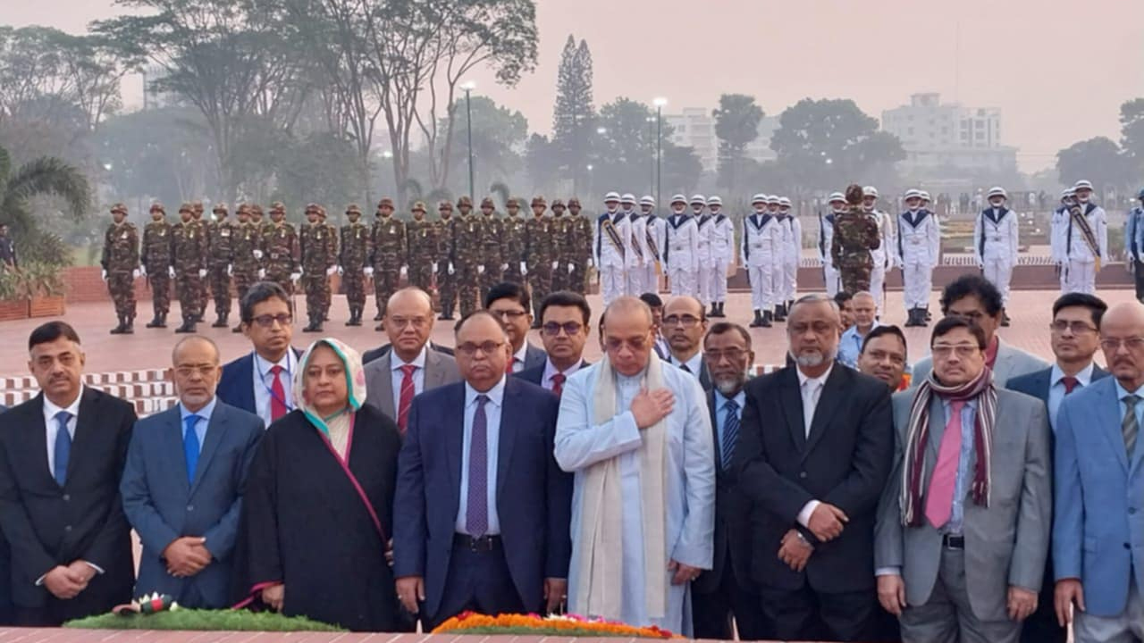 জাতীয় স্মৃতিসৌধে পুষ্পস্তবক অর্পণ করেছেন প্রধান বিচারপতি ড. সৈয়দ রেফাত আহমেদ