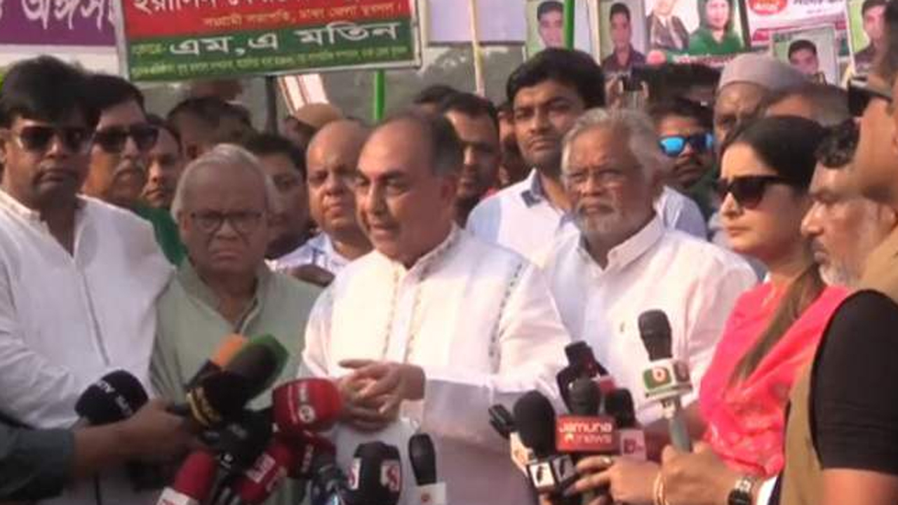 জাতীয় স্মৃতিসৌধে শ্রদ্ধা নিবেদনের পর গণমাধ্যমের সাথে কথা বলছেন মির্জা আব্বাস