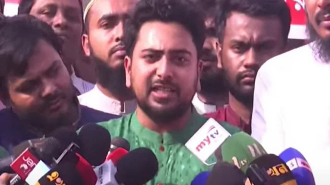 সাংবাদিকদের সাথে কথা বলছেন নাহিদ ইসলাম