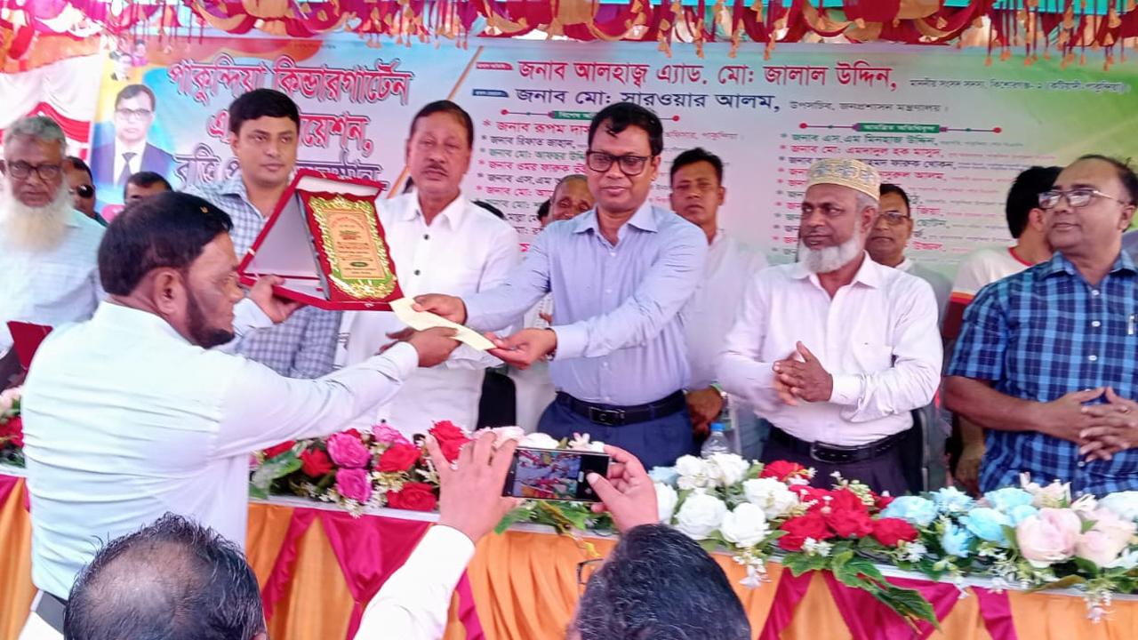 অনুষ্ঠানে অ্যাডভোকেট মো: জালাল উদ্দিন এমপি ও উপসচিব মো: সারোয়ার আলমসহ অতিথিগণ