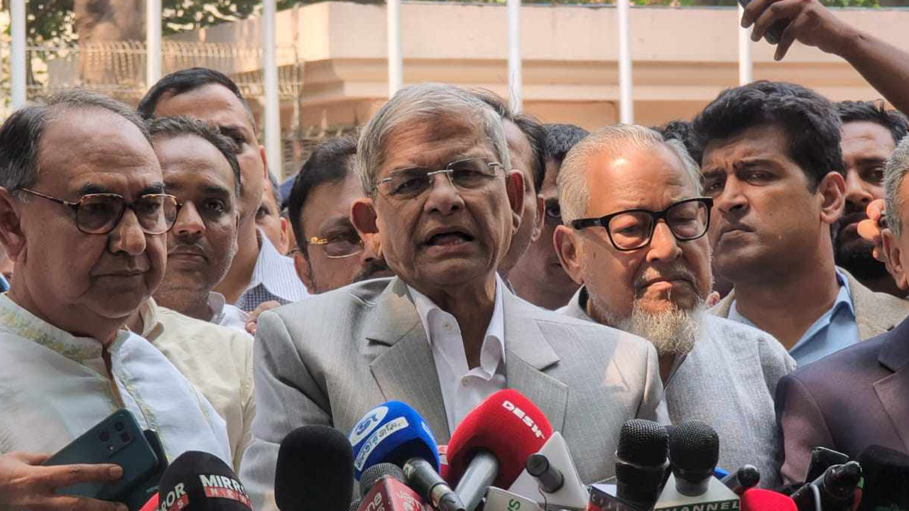 সাংবাদিকদের সাথে কথা বলছেন মির্জা ফখরুল ইসলাম আলমগীর