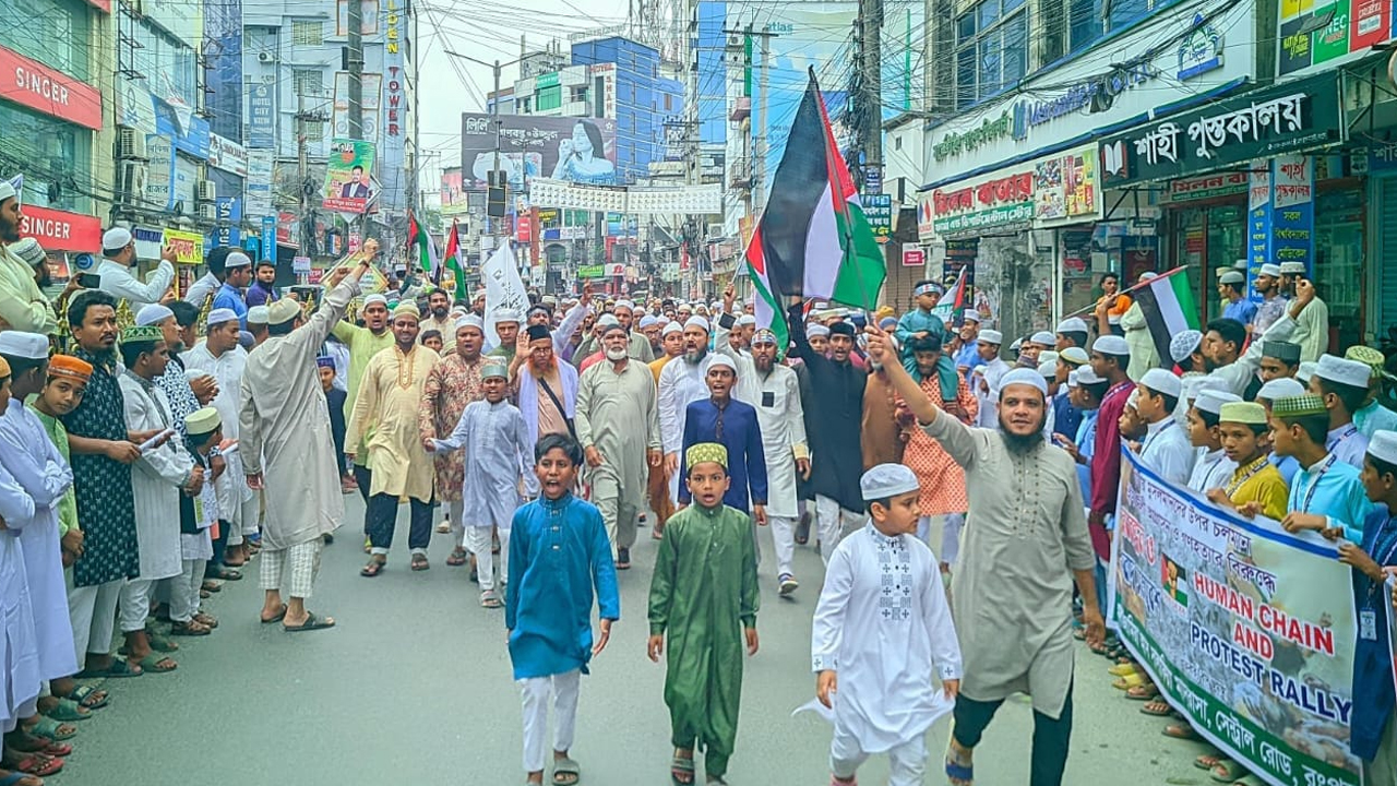 গাজায় গণহত্যা বন্ধ ও ভারতে ওয়াকফ আইন বাতিলের দাবিতে রংপুরে বিক্ষোভ মিছিল