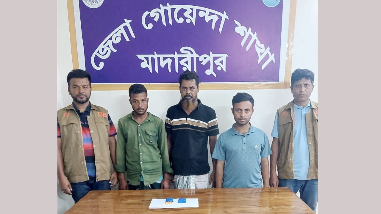 মাদারীপুর ডিবি পুলিশের হাতে গ্রেফতার তিন মাদককারবারি
