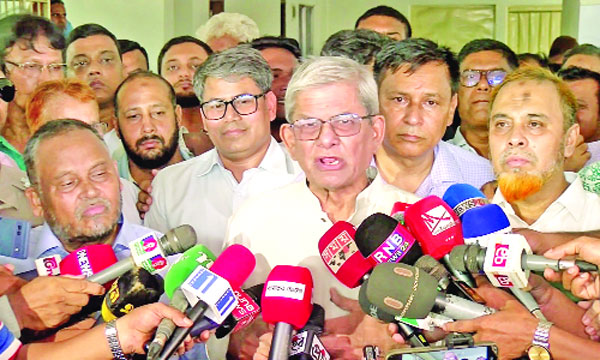 রংপুর বাসটামির্নালে সাংবাদিকদের সাথে কথা বলেন মির্জা ফখরুল  ইসলাম আলমগীর : নয়া দিগন্ত