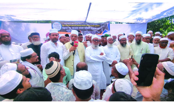 লোহাগাড়ায় আল্লামা সরওয়ার কামাল আজিজির নামাজে জানাজায় অংশগ্রহণকারীদের একাংশ : নয়া দিগন্ত