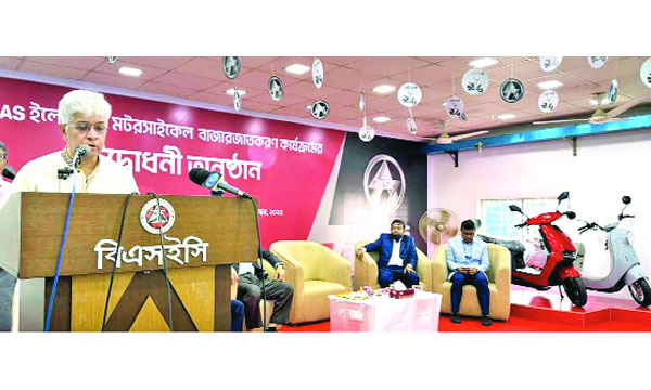শিল্প উপদেষ্টা আদিলুর রহমান খান টঙ্গীতে অঞখঅঝ ইলেকট্রিক মোটরসাইকেল বাজারজাতকরণ কার্যক্রমের উদ্বোধনী অনুষ্ঠানে বক্তৃতা করেন :  পিআইডি