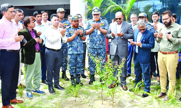 চট্টগ্রাম বন্দর কর্তৃপক্ষের বৃক্ষরোপণ কর্মসূচি শেষে দোয়া করা হয় : নয়া দিগন্ত