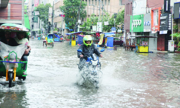 রাস্তায় জমে থাকা বৃষ্টির পানি : পরিস্থিতি পরিদর্শনে ডিএনসিসি প্রশাসক