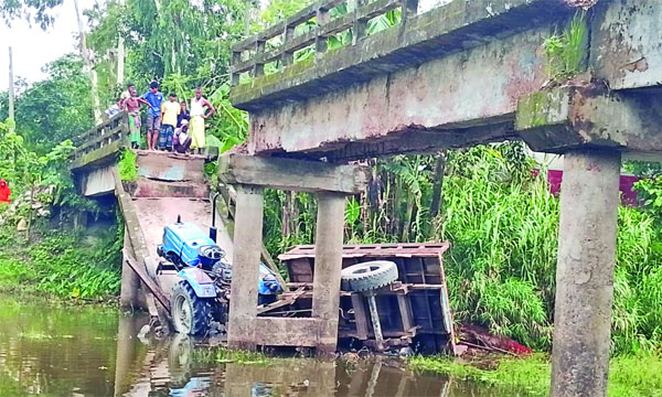 কুড়িগ্রামে সেতু ভেঙে ট্রাক্টর নিচে, আহত ৬