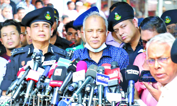 স্বরাষ্ট্র উপদেষ্টা লেফটেন্যান্ট জেনারেল (অব:) মো: জাহাঙ্গীর আলম চৌধুরী মোহাম্মদপুর কৃষি মার্কেট পরিদর্শন শেষে সাংবাদিকদের ব্রিফ করেন : পিআইডি