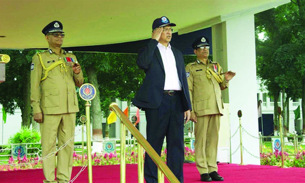 স্বরাষ্ট্রমন্ত্রী সালাহউদ্দিন আহমদ  রাজশাহীর সারদায় ‘২৭তম বিসিএস (পুলিশ) ব্যাচ প্রথম পর্যায়ের সমাপনী কুচকাওয়াজ’ অনুষ্ঠানে সালাম গ্রহণ করেন  : পিআইডি