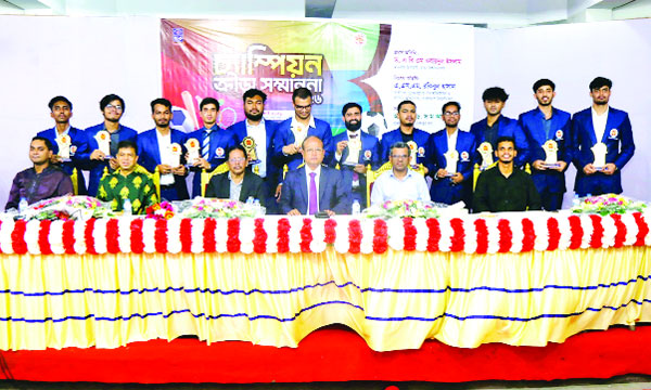 ঢাবির একাত্তর হলের চ্যাম্পিয়ন ক্রীড়া সম্মাননাপ্রাপ্ত শিক্ষার্থীদের সাথে ভিসি অধ্যাপক ড. এ বি এম ওবায়দুল ইসলাম :  নয়া দিগন্ত