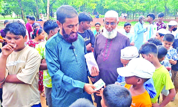 ঈদ-উত্তর অনুষ্ঠানে শিশুদের মধ্যে ঈদ সেলামি বিতরণ করছেন জামায়াতে ইসলামীর ঢাকা মহানগর উত্তরের আমির মোহাম্মদ সেলিম উদ্দিন: নয়া দিগন্ত